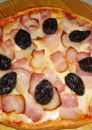 Una foto de Pizza de bacon y ciruelas pasas
