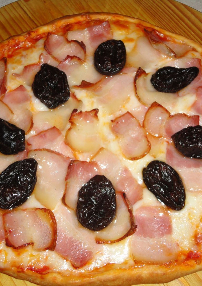 Una foto de Pizza de bacon y ciruelas pasas