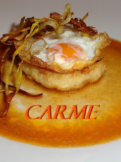 Una foto de Mini hamburguesa de bacalao y langostinos con huevo de codorniz