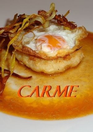 Una foto de Mini hamburguesa de bacalao y langostinos con huevo de codorniz
