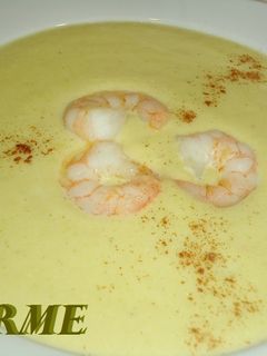 Una foto de Crema de calabacín con langostinos y nata
