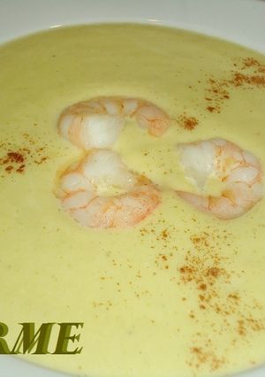 Una foto de Crema de calabacín con langostinos y nata