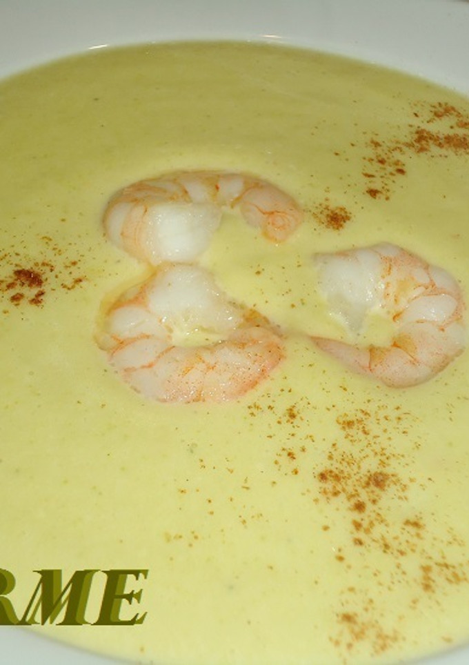 Una foto de Crema de calabacín con langostinos y nata
