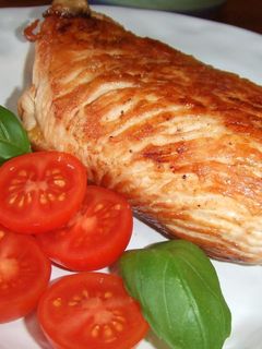 Una foto de Rollitos de pavo rellenos de espinacas, queso y piquillos