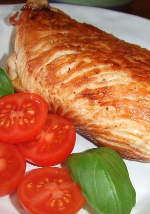 Una foto de Rollitos de pavo rellenos de espinacas, queso y piquillos