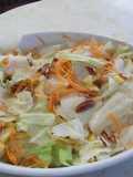 Ensalada de lechuga con piña y aderezo cremoso de nuez