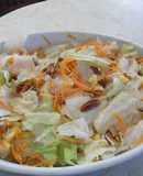 Ensalada de lechuga con piña y aderezo cremoso de nuez