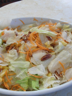 Una foto de Ensalada de lechuga con piña y aderezo cremoso de nuez
