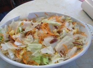 Una foto de Ensalada de lechuga con piña y aderezo cremoso de nuez