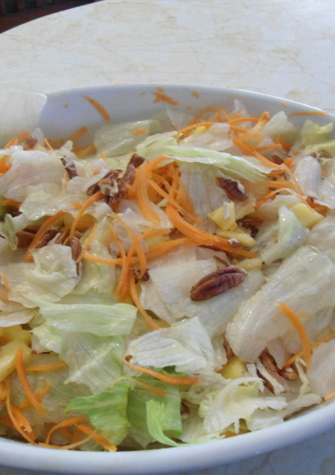 Una foto de Ensalada de lechuga con piña y aderezo cremoso de nuez