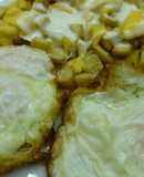 Patatas fritas con salsa de yogur y huevos fritos