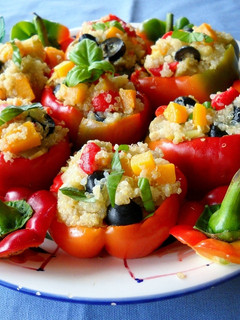 Una foto de Pimientos rojos rellenos de quinoa