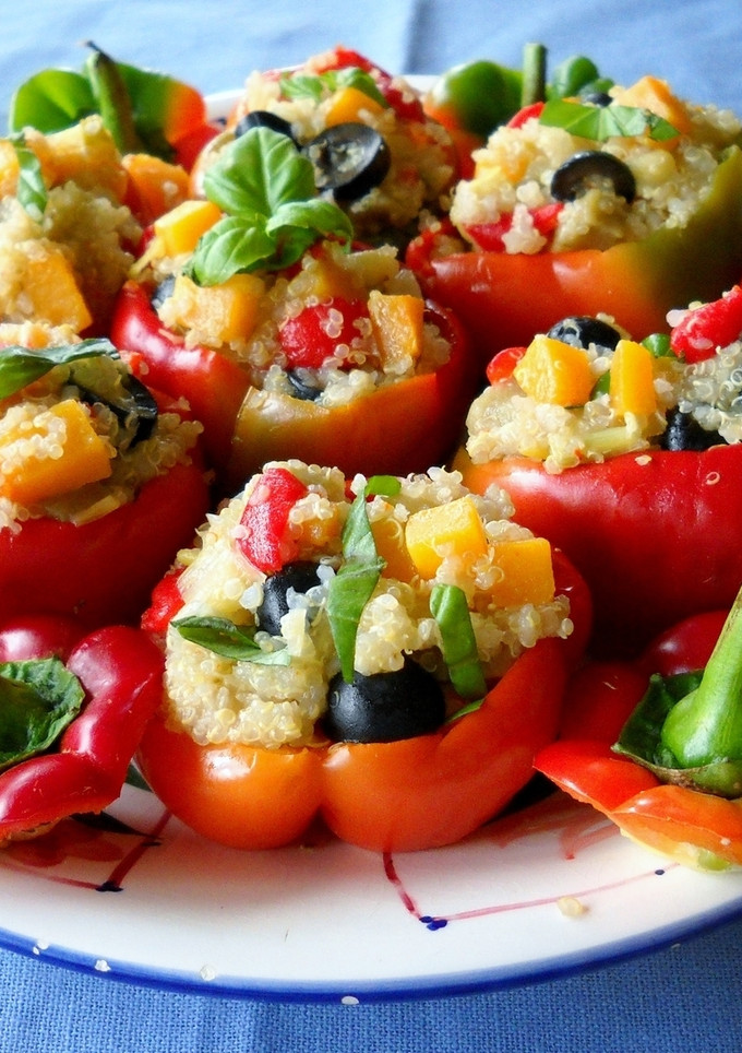 Una foto de Pimientos rojos rellenos de quinoa