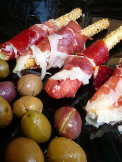 Una foto de Plato de jamón ibérico y aceitunas