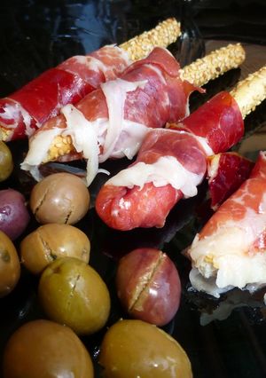 Una foto de Plato de jamón ibérico y aceitunas