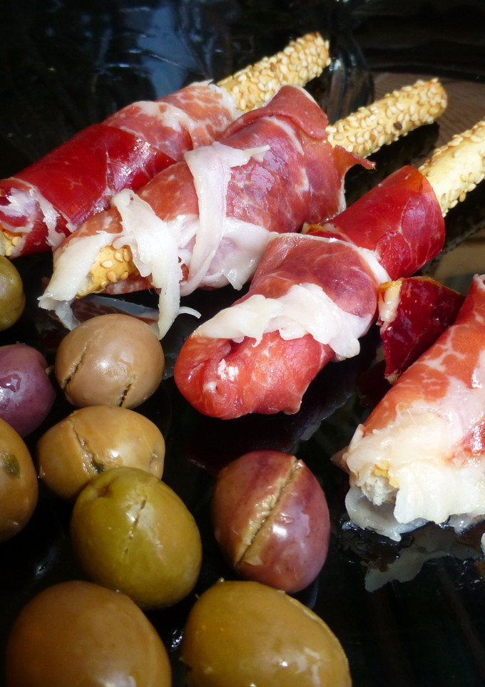 Una foto de Plato de jamón ibérico y aceitunas