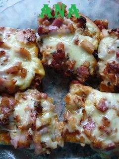 Una foto de Pizza de pollo, panceta y chorizo casera