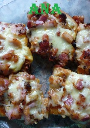 Una foto de Pizza de pollo, panceta y chorizo casera