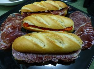 Una foto de Pulguitas de jamón, salchichón y sobrasada