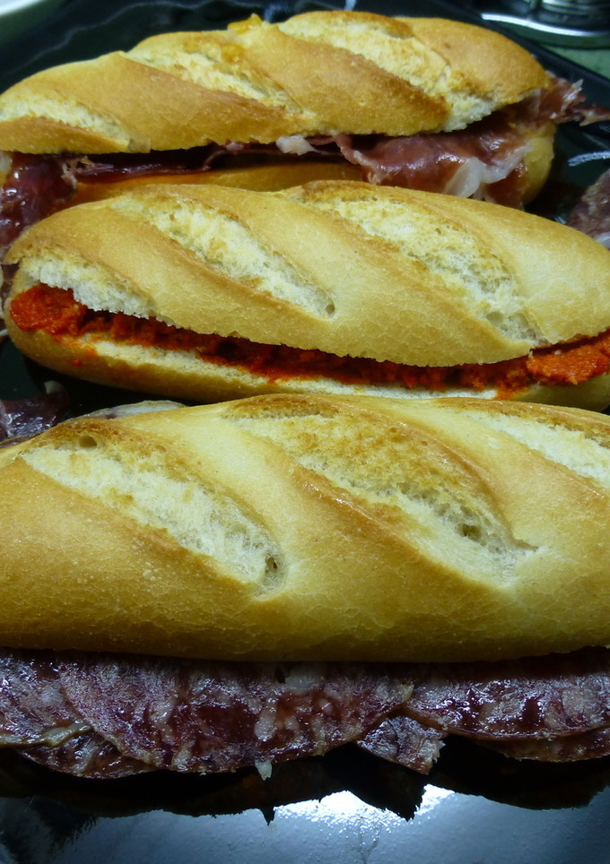 Una foto de Pulguitas de jamón, salchichón y sobrasada