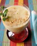 Lassi de mango con cardamomo y sésamo
