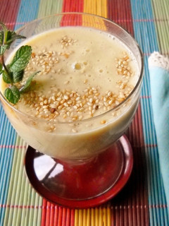 Una foto de Lassi de mango con cardamomo y sésamo