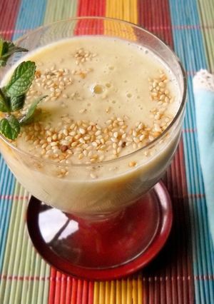 Una foto de Lassi de mango con cardamomo y sésamo