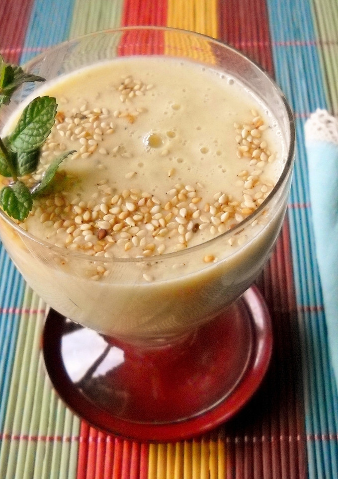 Una foto de Lassi de mango con cardamomo y sésamo
