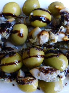 Una foto de Aperitivo de berberechos y aceitunas