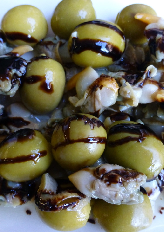 Una foto de Aperitivo de berberechos y aceitunas