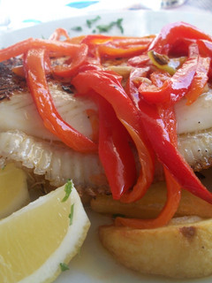 Una foto de Lenguado a la plancha con pimientos asados y patatas