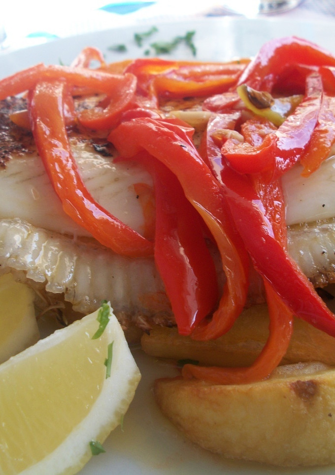 Una foto de Lenguado a la plancha con pimientos asados y patatas