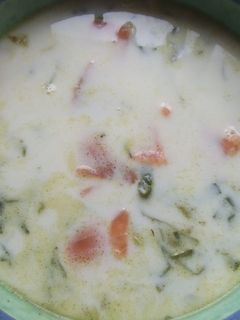 Una foto de Sopa blanca de salmón ahumado