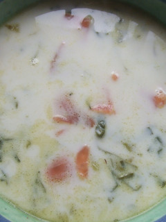 Una foto de Sopa blanca de salmón ahumado