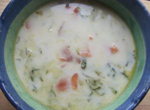 Una foto de Sopa blanca de salmón ahumado
