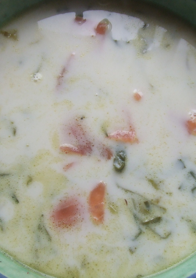 Una foto de Sopa blanca de salmón ahumado