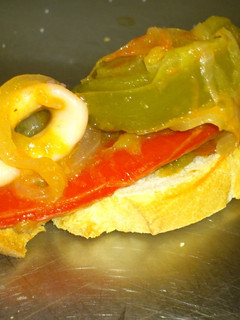 Una foto de Pincho de pimentada y chipirón