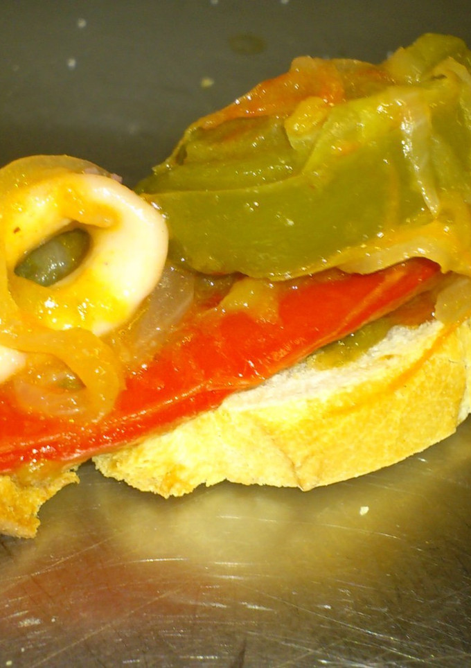 Una foto de Pincho de pimentada y chipirón