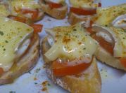 Una foto de pinchos queso tomate