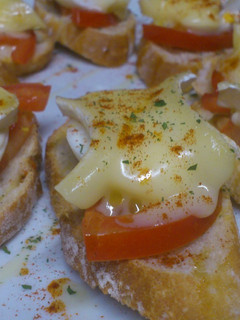 Una foto de Pincho de tomate, huevo y queso brie