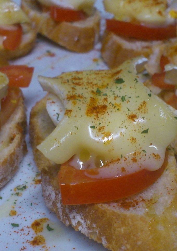 Una foto de Pincho de tomate, huevo y queso brie