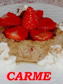 Una foto de Flan de huevo con fresones