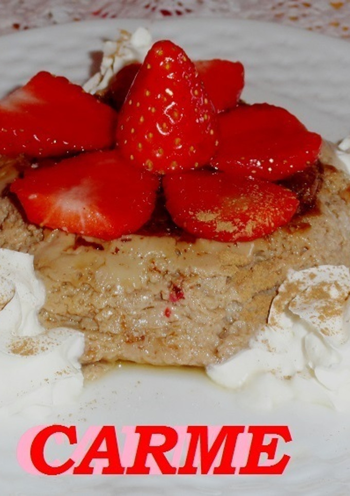 Una foto de Flan de huevo con fresones