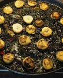 Arroz negro con plátanos fritos