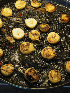 Una foto de Arroz negro con plátanos fritos