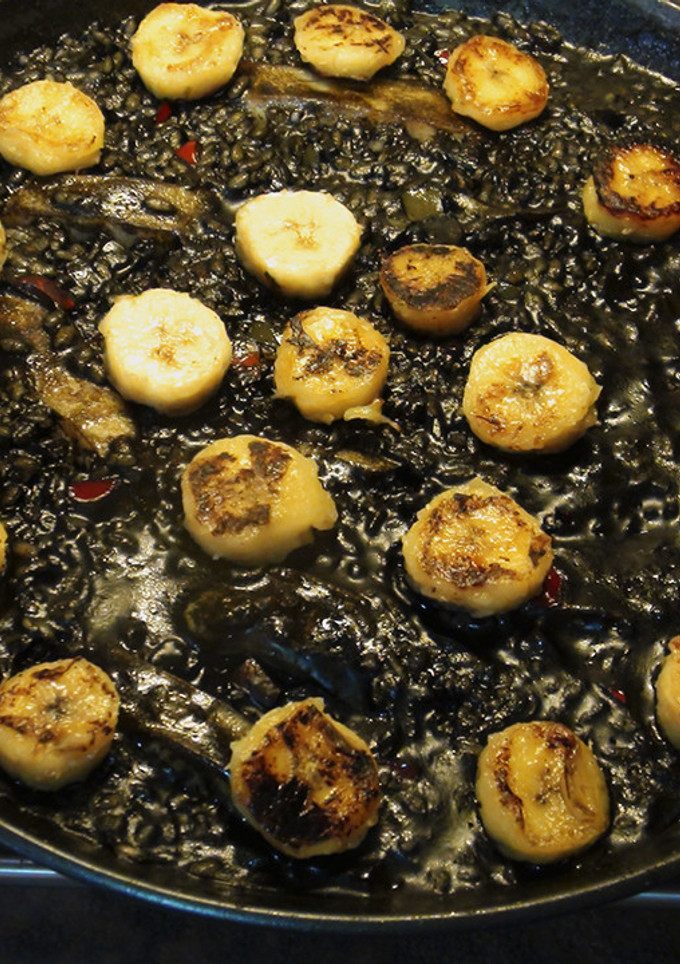 Una foto de Arroz negro con plátanos fritos