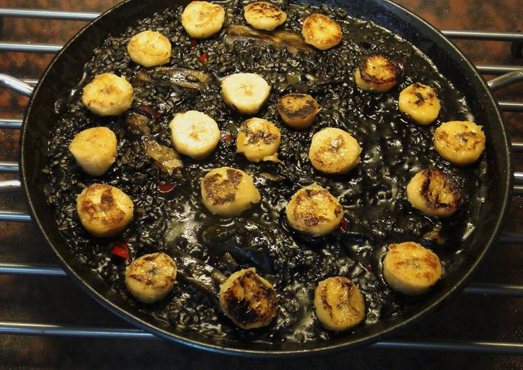 Arroz negro con plátanos fritos