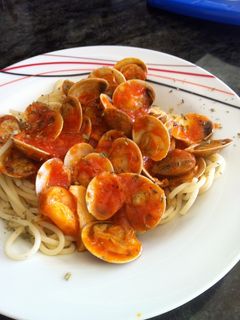 Una foto de Espaguetis con almejas en salsa picante
