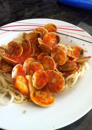 Una foto de Espaguetis con almejas en salsa picante
