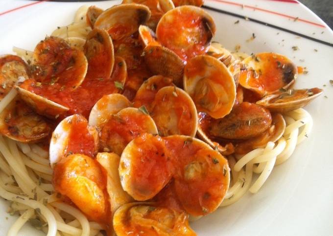 Foto principal de Espaguetis con almejas en salsa picante